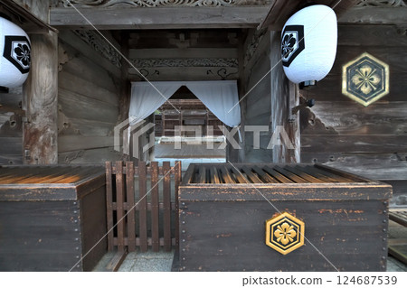 Early morning scenery of the Hachimon Gate at Izumo Taisha Shrine in Shimane Prefecture 124687539
