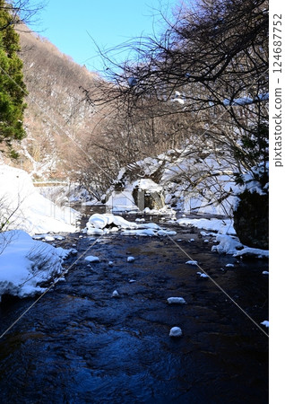 Snow-covered Kuzumaru River Snow-covered Kuzumaru River 124687752