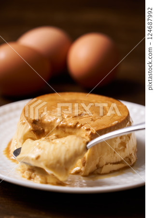 homemade custard pudding 124687992