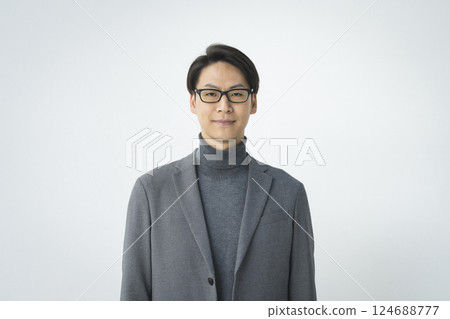 A man in his 40s smiling at the camera 124688777