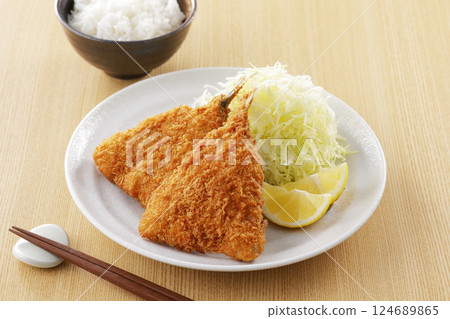 deep-fried horse mackerel   124689865