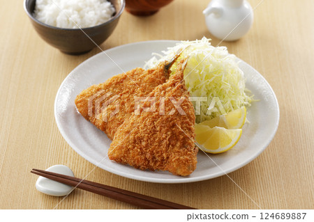 炸竹莢魚 124689887