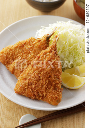 炸竹莢魚 124689897