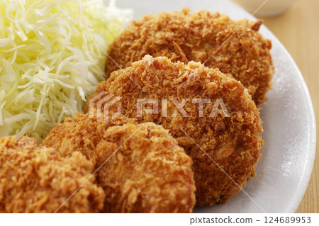 美味的牛肉和馬鈴薯炸丸子 124689953