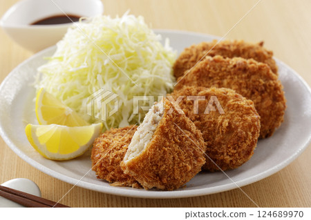 美味的牛肉和馬鈴薯炸丸子 124689970