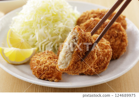 美味的牛肉和馬鈴薯炸丸子 124689975