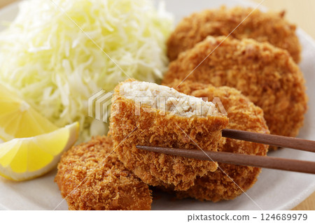 美味的牛肉和馬鈴薯炸丸子 美味的牛肉和馬鈴薯炸丸子 124689979