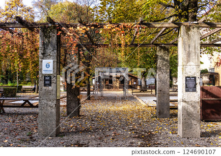 Golden autumn view in famous Munich Old botanic garden in Munich Golden autumn view in famous Munich Old botanic garden in Munich 124690107