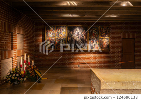 Indoor view of Frauenkirche church in Munich, Germany. 124690138