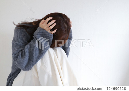 Woman holding her head, Hikikomori Woman holding her head, Hikikomori 124690328