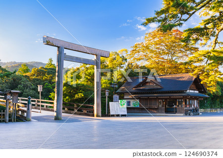 伊勢神宮奈久宇治橋牌坊被早晨的陽光照亮 伊勢神宮奈久宇治橋牌坊被早晨的陽光照亮 124690374