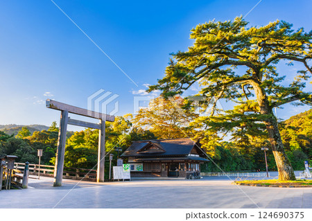 Ise Jingu Naiku Ujibashi Torii illuminated by the morning sun 124690375