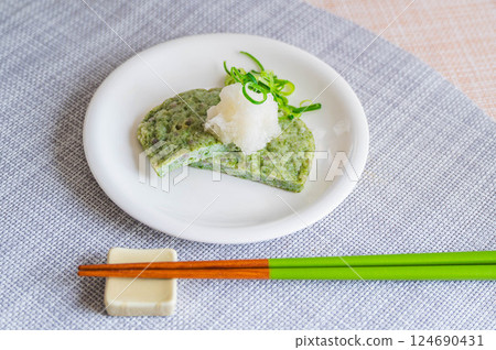 Green laver tempura topped with grated daikon radish Green laver tempura topped with grated daikon radish 124690431