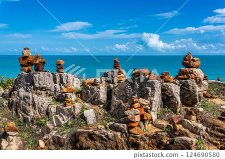 Trail along the coast and beaches from Jericoacoara to Pedra Furada in Ceara State, Brazil. 124690580