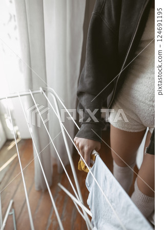 A Cozy Indoor Scene Featuring a Clothes Drying Rack for a Relaxing Atmosphere and Comfort 124691195