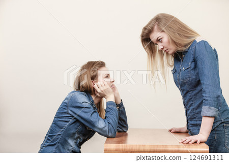 Two women having argue 124691311