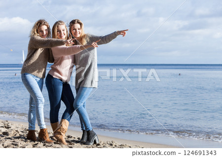 Three fashionable sister on the beach Three fashionable sister on the beach 124691343