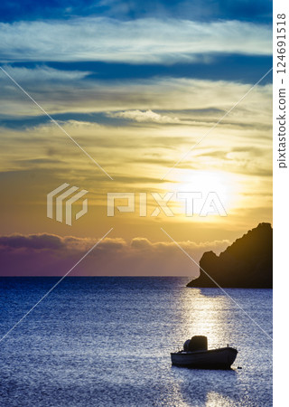 Sunrise or sunset over sea surface 124691518
