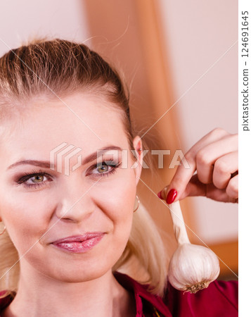 Woman holding two garlic 124691645