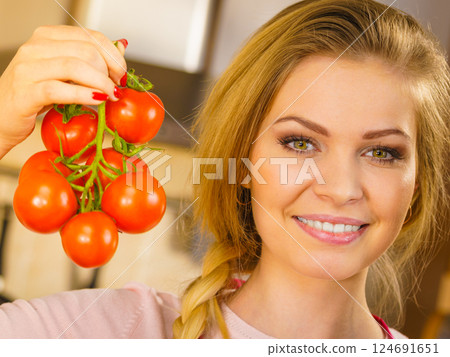 Woman hand holding tomates 124691651