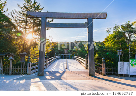 伊勢神宮奈久宇治橋牌坊被早晨的陽光照亮 伊勢神宮奈久宇治橋牌坊被早晨的陽光照亮 124692757