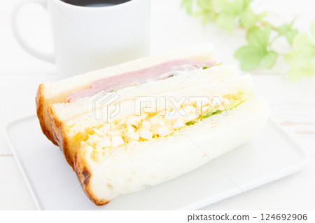 美味的混合三明治和熱咖啡 124692906