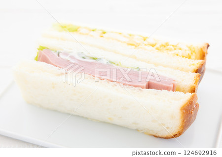 美味混合三明治 124692916