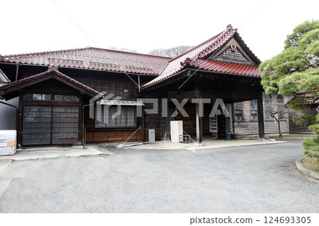 位於岩手縣盛岡市的中央社區中心，曾是南部藩主的藥草園，是國家重要文化財產。 124693305