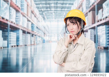 一名女員工在倉庫抱頭 一名女員工在倉庫抱頭 124693422