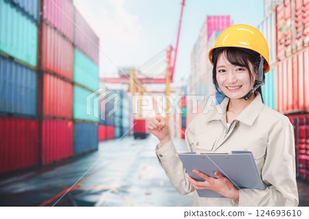 在港口工作的年輕女子 在港口工作的年輕女子 124693610