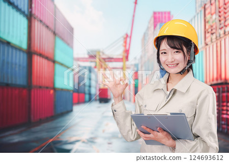 在港口工作的年輕女子 在港口工作的年輕女子 124693612