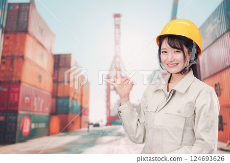 在港口工作的年輕女子 124693626