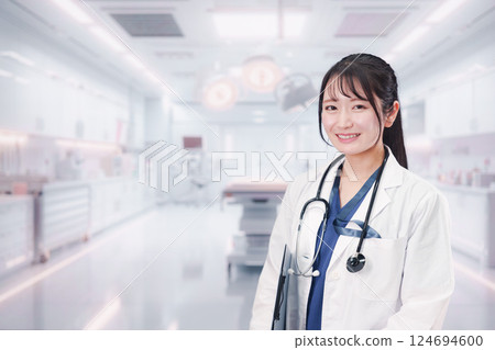 在醫院工作的年輕女醫生 124694600