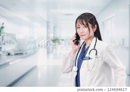 在醫院工作的年輕女醫生 124694617