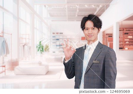 服飾店裡穿著西裝的男員工 124695069