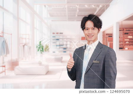 服飾店裡穿著西裝的男員工 服飾店裡穿著西裝的男員工 124695070
