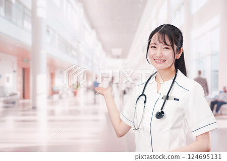 在醫療機構工作的年輕女護士 124695131