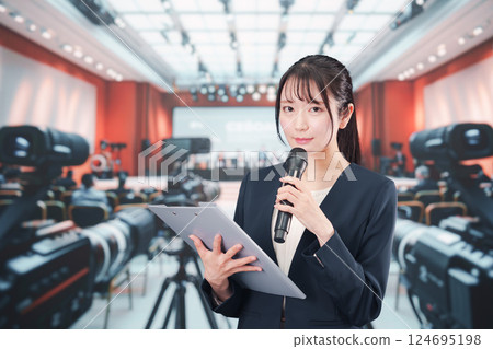 一名女播音員在記者會上報道 124695198