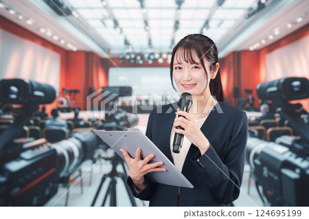 一名女播音員在記者會上報道 一名女播音員在記者會上報道 124695199