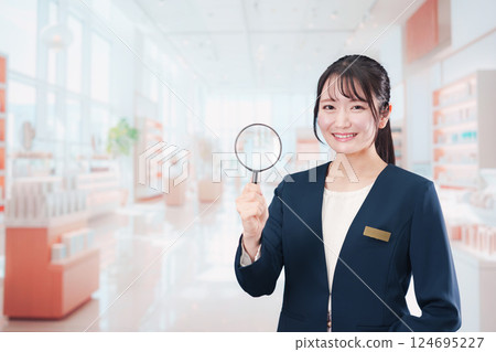 拿著放大鏡的微笑的美容顧問女士 124695227