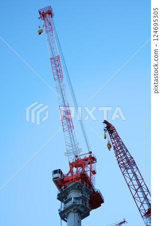 建造場所起重機和藍天 建造場所起重機和藍天 124695305