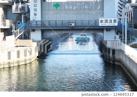 運河和船閘 124695317