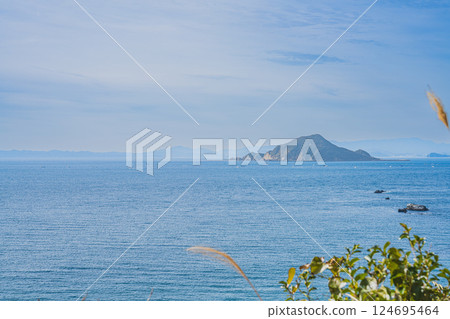 田原市日之出石門週邊的蔚藍大海與藍天（愛知縣） 124695464