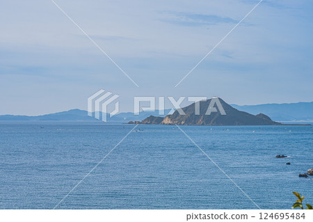 田原市日之出石門週邊的蔚藍大海與藍天(愛知縣) 田原市日之出石門週邊的蔚藍大海與藍天(愛知縣) 124695484