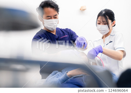 進行牙科治療的牙醫和牙科助理 124696064