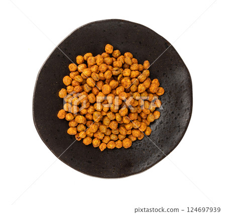 Roasted chickpeas, leblebi pile, spicy fried chana, crispy chick peas with mint and spices, east snack 124697939