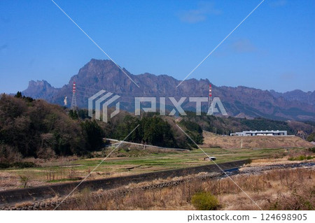 The ridgeline shines in the clear autumn sky... Mt. Myogi 124698905