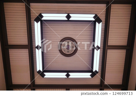 日本銀行小瓶支撐舊金融博物館的天花板 124699713