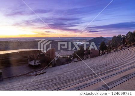 科羅拉多州丹佛市紅岩露天劇場的日出 124699781