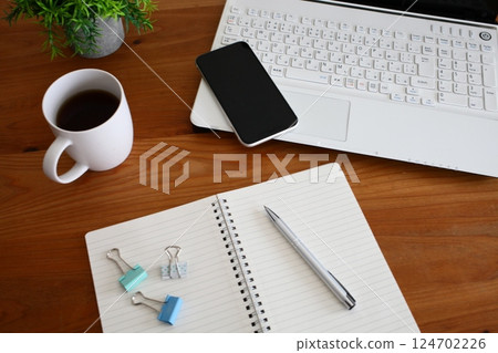 商務場景、案頭工作、咖啡時間、休息 商務場景、案頭工作、咖啡時間、休息 124702226